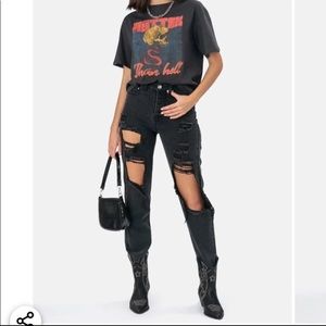 Black Rippsd Mom Jeans